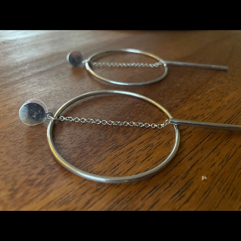 🔥 3 FOR $20 🔥 Silver hoop earrings with dangling chain and pendulum - Picture 3 of 5